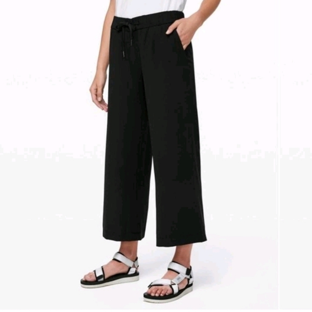 Lululemon On the Fly Wide-Leg 7/8 Pant Woven Casual Size 6 Black